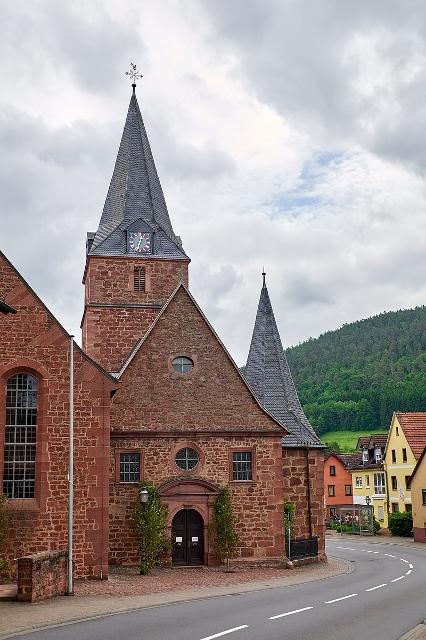 Eine 500-jährige Reise des Glaubens: Die Wallfahrtskirche in Schneeberg mit der Muttergottes auf dem Holderstock