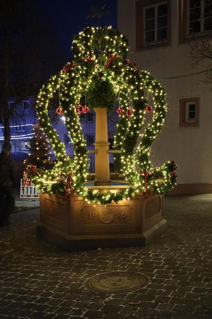 Auf dem weihnachtlich geschmückten Marktplatz am „Alten Rathaus“ in Mudau erwartet die Besucher*innen Leckeres und Gebasteltes direkt vom Erzeuger.  
                 title=
