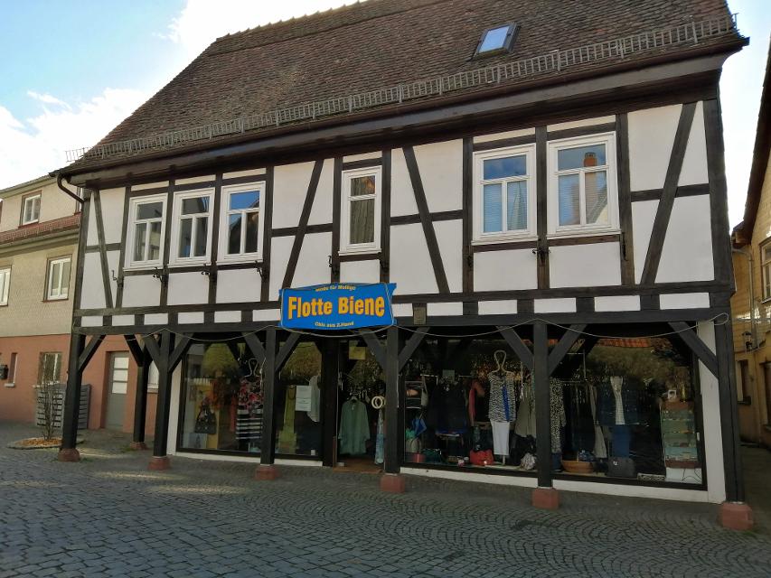 Sie wohnen mitten in der historischen Altstadt von Michelstadt - nur wenige Gehminuten vom Marktplatz mit seinem berühmten Rathaus entfernt. Viele Restaurants und Cafes sowie Einkaufsmöglichkeiten sind bequem zu Fuß erreichbar.