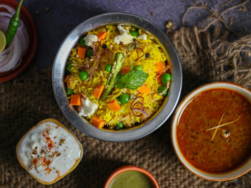 Im Balkhäuser Tal bietet Vimala Kolakaluri authentische indische und asiatische Küche mit Biryanis Reisgerichten oder Lamb- und Tandoori-Spezialitäten und anderen Leckereien. Vegetarier und Veganer kommen hier auch in den Genuss einer umfangreichen Auswahl an Gerichten. 