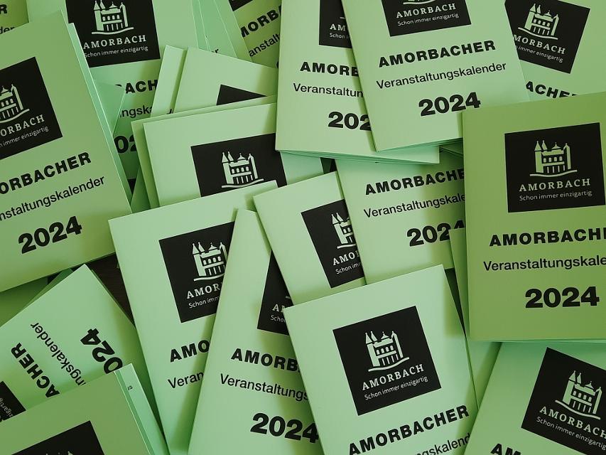 Der AMORBACHER Veranstaltungskalender 2024 ist kostenfrei über die Gästeinformation Bayerischer Odenwald oder das Rathaus Amorbach erhältlich. 