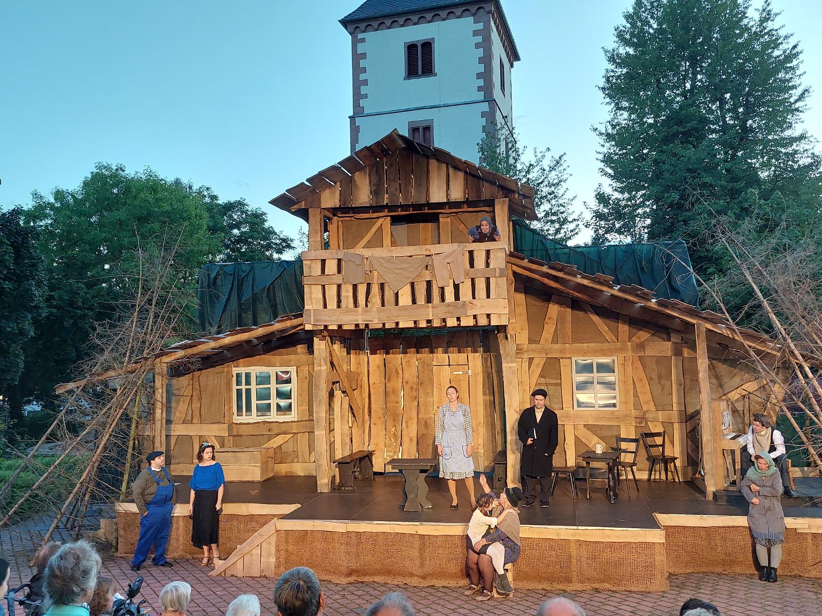Die Open-Air-Aufführungen der Sommerspiele Überwald finden in Wald-Michelbach auf dem Platz “Zwischen den Kirchen” statt und präsentieren jedes Jahr ein Stück mit regionalem Bezug.