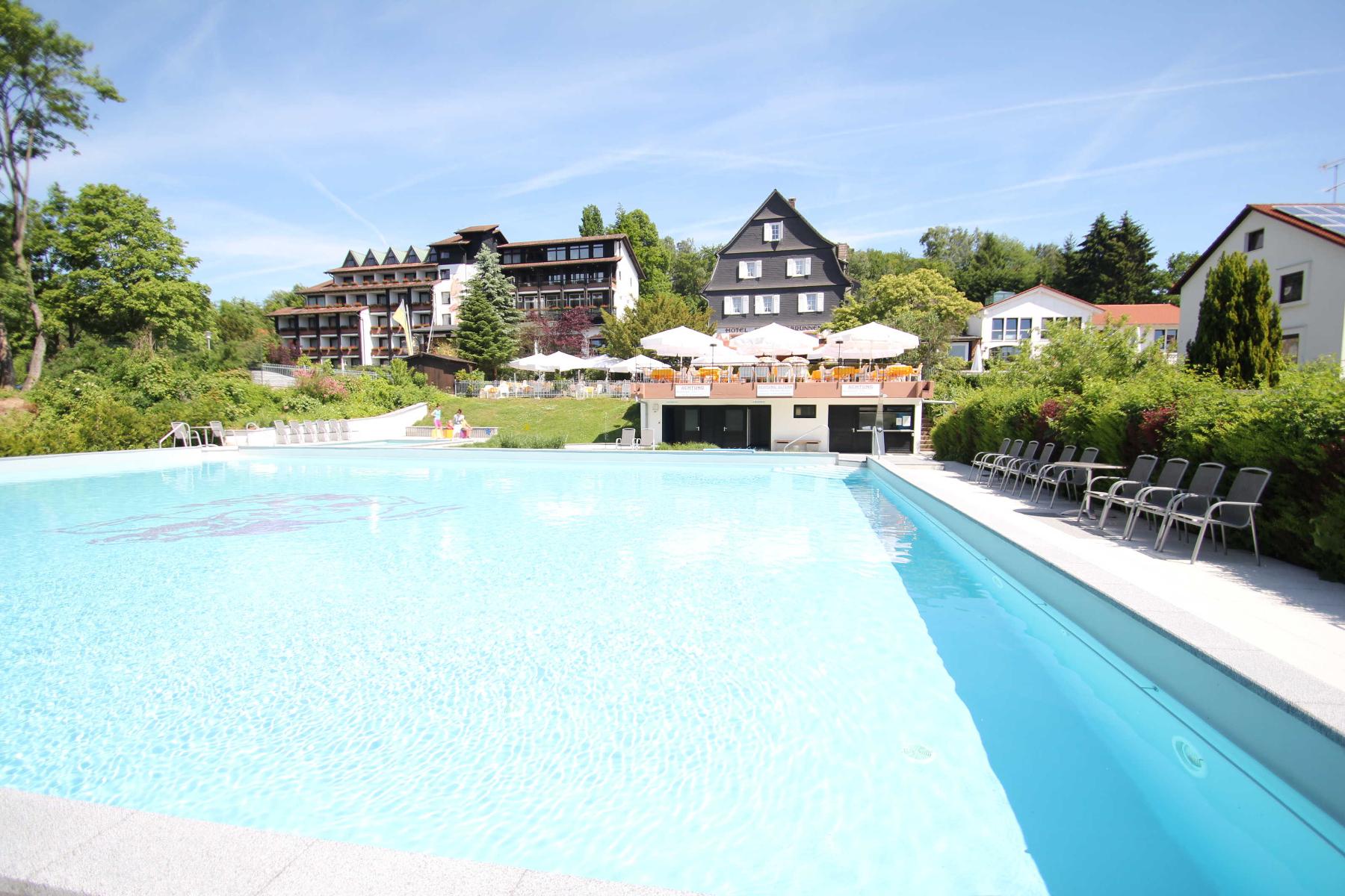 Das Haus mit den Ferienwohnungen gehört zum Ringhotel Siegfriedbrunnen (10-15min Fußweg) und verfügt über viele Ausstattungen. Die Nutzung der Freizeiteinrichtungen des Hotels ist inklusive.