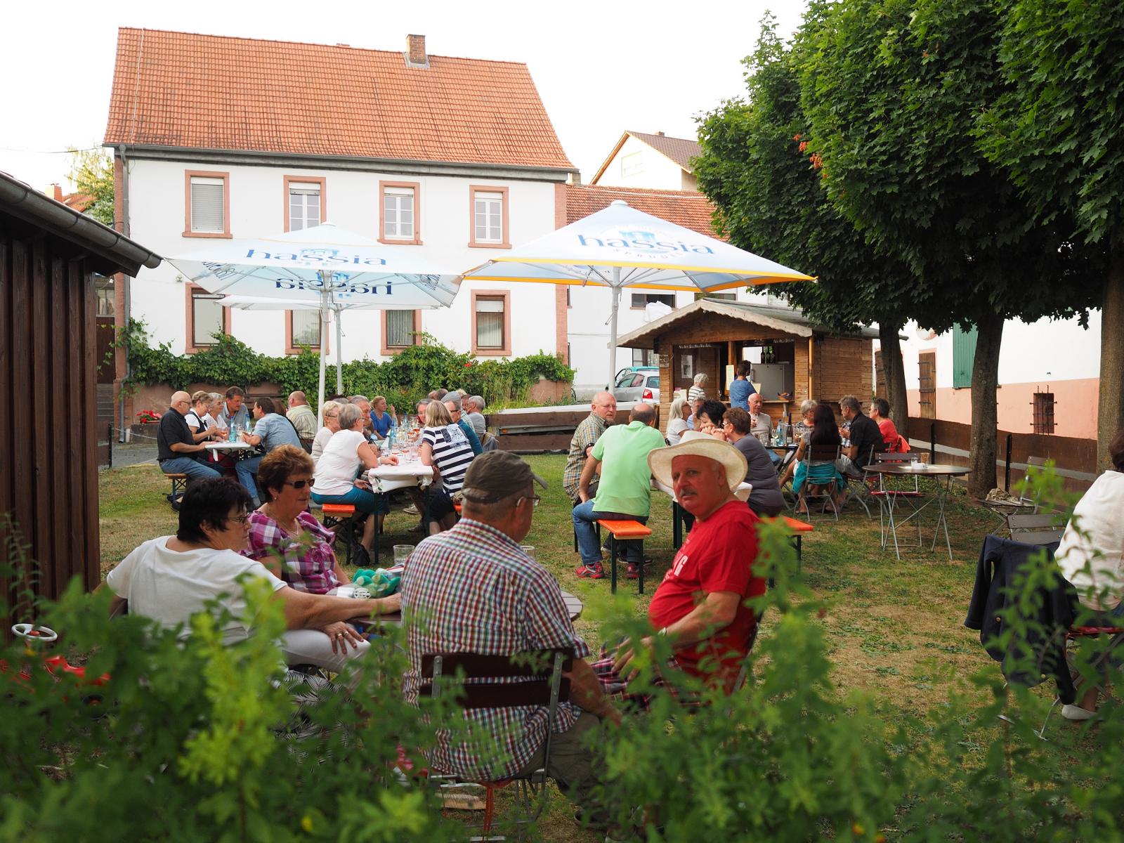 Der Hofausschank auf dem Weingut Lohmühle startet mit Live-Musik der Band “Fata Morgana”. An beiden Tagen gibt es Rabatt auf den Weinverkauf ab Hof.