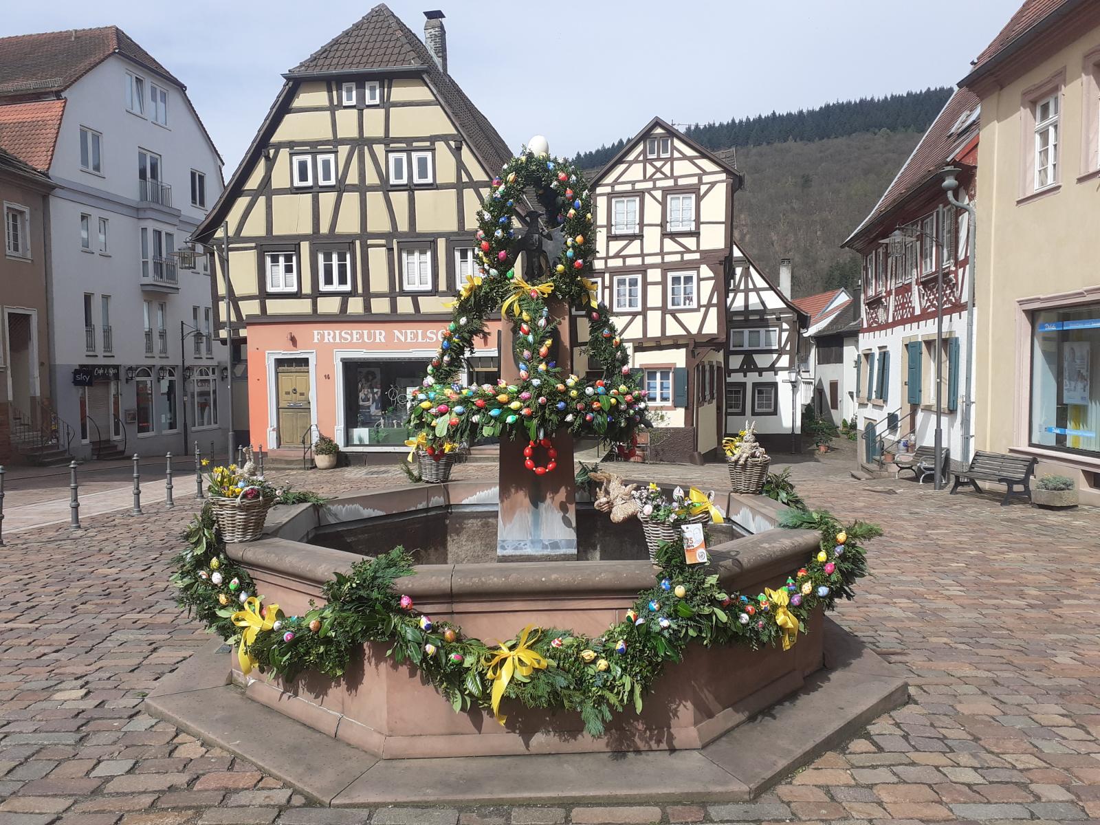 In Neckargemünds Altstadt und den Ortsteilen Dilsberg und Mückenloch finden Sie toll geschmückte Osterbrunnen.