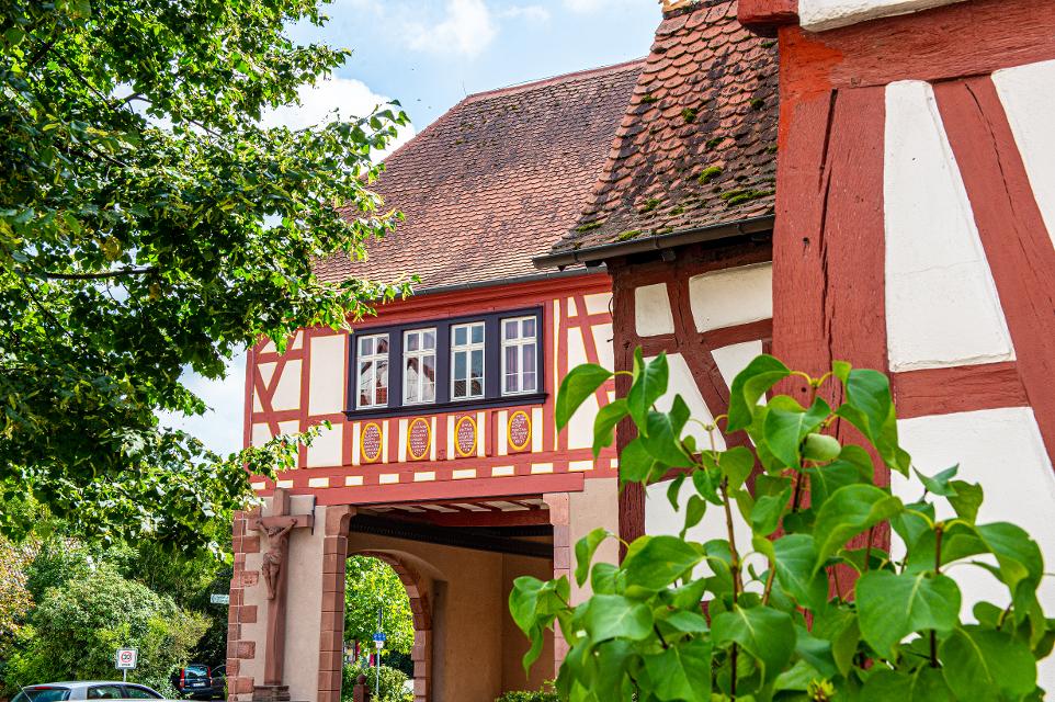 Das Museum für Odenwälder Volkskultur wurde 1974 gegründet hat sein Zuhause mittlerweile im Alten Rathaus in Otzberg-Lengfeld. Eine Spezialsammlung zur “Odenwälder Volkskultur” wurde hier fest installiert. Zu sehen sind in erster Linie Keramikarbeiten aus dem Odenwald, historische Trachten, eine nachvollzogene Kücheneinrichtung, eine Studiensammlung zur Trachten- und Kostümgeschichte sowie bäuerliches Porzellan und Möbel zu bewundern. 