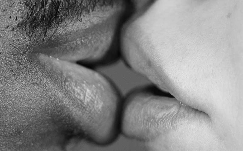 The kiss is an expression of pure intimate feeling. Always! Photographer Peter Baumann has captured this very special sensuality in a variety of ways in his photo project THE KISS. To this end, he invited couples from a wide variety of constellations (married couples, queer couples, parent-chi...