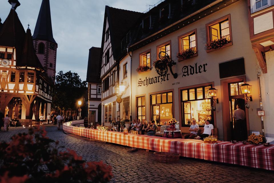 Die Altstadt von Michelstadt verwandelt sich in ein einzigartiges Erlebnisareal und lädt zur längsten Apfelweintafel im Odenwald, Hessens und der Welt ein!