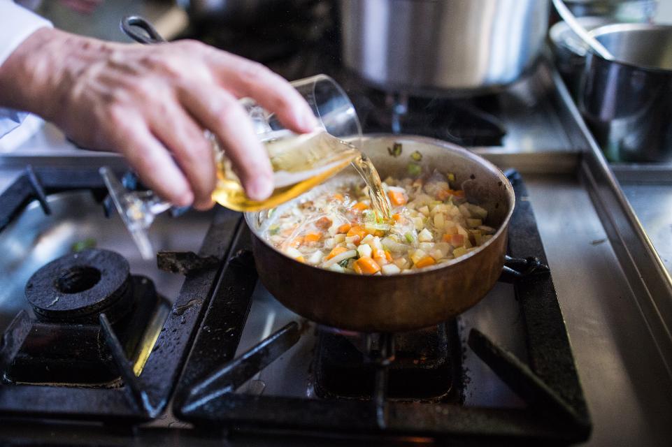 Beste Zutaten, perfekt verarbeitet, clever und kreativ kombiniert - das ist Treuschs Kochschule. Mitmachen ist erwünscht! Sie erfahren nützliche und nachvollziehbare Tipps und Tricks, damit Sie die Gerichte zu Hause gut nachkochen können.