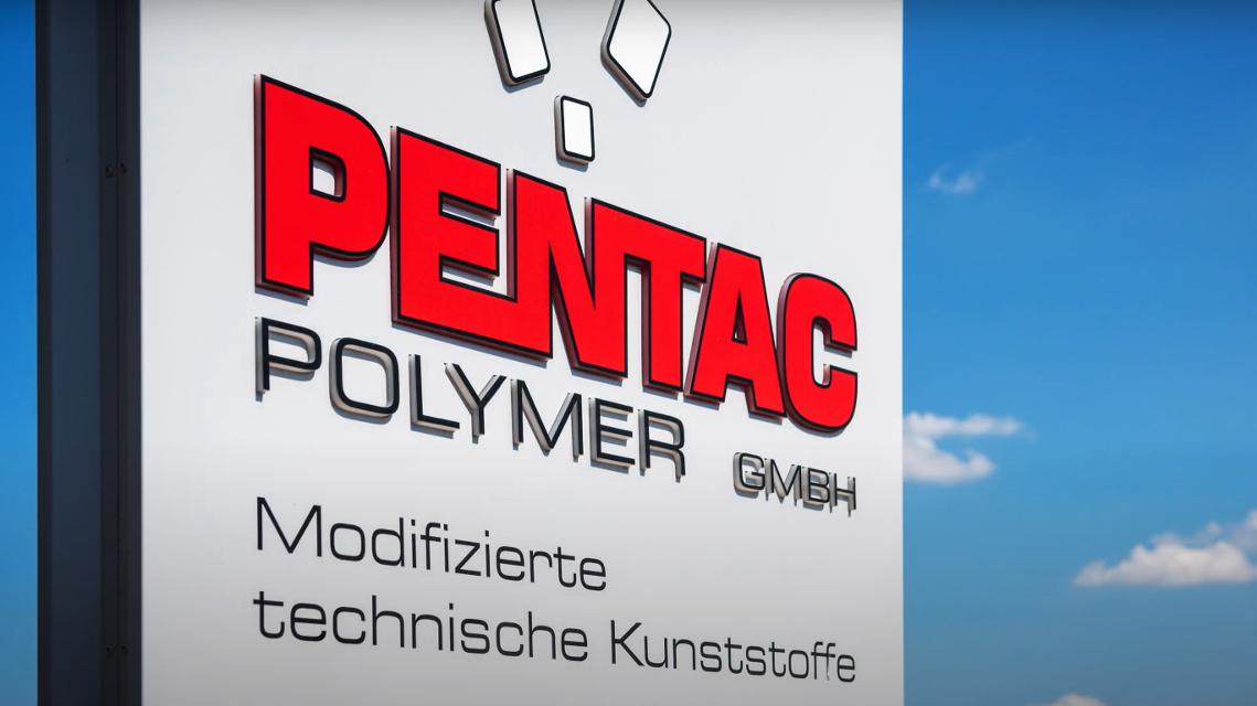 Im mittelständischen Familienunternehmen PENTAC Polymer wird das beeindruckende Spektrum von Kunststoffgranulaten für dieAutomobilindustrie und den Maschinenbau produziert: hochspezialisiert und mit hohen Rezyklat-Anteilen. Die Energie bleibt dabei immer im Blick: Mit Abwärmenutzung, Regenwasserkühlung und durch die wiederverwendete Roh-Materialien.