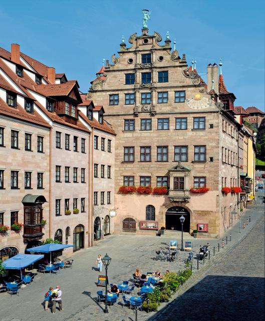 Das „Fembo-Haus“ ist das letzte noch erhaltene Kaufmanns- und Patrizierhaus Nürnbergs aus der Renaissance- und Barockzeit. Zwischen 1591 und 1596 vom niederländischen Seidenhändler Philipp van Oyrl an prominenter Stelle zwischen Rathaus und Kaiser...