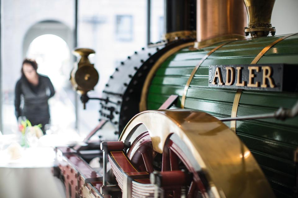Bereits im Jahr 1882 gegründet, ist das heutige DB Museum das älteste Eisenbahnmuseum der Welt. Unter dem Dach der Deutsche Bahn Stiftung hält es die deutsche Eisenbahngeschichte aller Epochen lebendig. Rund 200.000 Gäste besuchen jedes Jahr das Stammhaus in Nürnberg sowie die beiden Außenstandor...