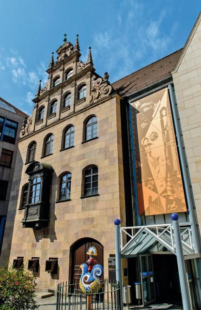 Seit mehr als 600 Jahren ist Nürnberg eine Stadt des Spielzeugs. Ihre Tradition reicht von den Puppenmachern des Mittelalters über herausragende Zinnfigurenhersteller und die zahlreichen Blechspielzeugfabrikanten der Industrieepoche bis hin zur Internationalen Spielwarenmesse. Mit einer Fülle auß...
