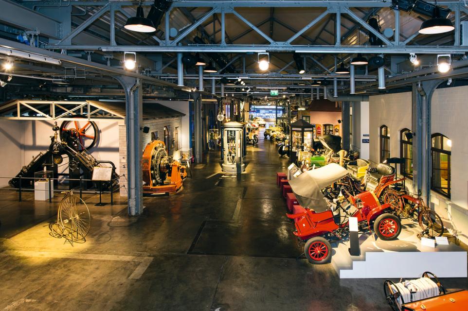 Die riesige Halle einer ehemaligen Schraubenfabrik aus den 1920er-Jahren beherbergt heute auf fast 6.000 Quadratmetern das Museum Industrie-
kultur. Angegliedert sind das Motorradmuseum 