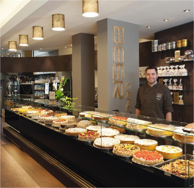 Enjoy the large selection of homemade cakes and pastries from our over 8 m long cake counter and give yourself a treat with our tasty coffee specialties. The finest pralines, Nuremberg Elisen gingerbread and self-made confections round off our program. Also try our large selection of breakfast me...
