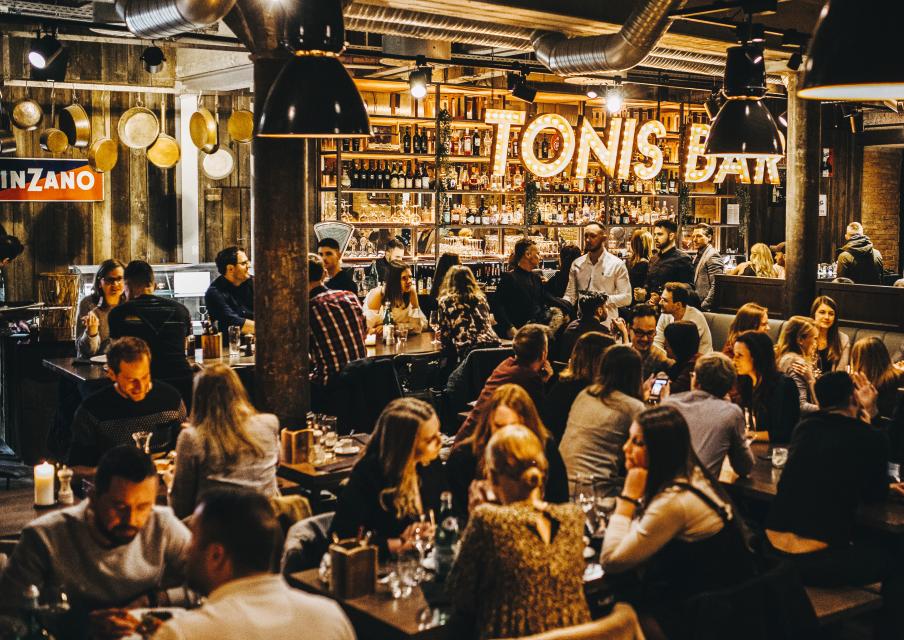 Toni Travolta in the heart of Nuremberg offers Italian cuisine in a cozy, industrial ambience. Antipasti, pizza, pasta, salads and drinks at Toni‘s Bar. Indoor and outdoor seating available.
 