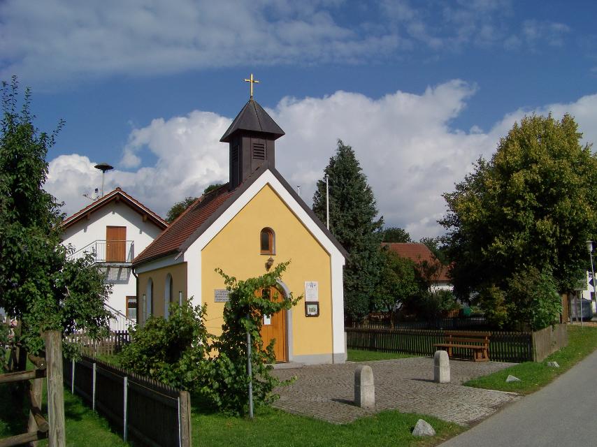 Das Dorf grenzt im Süden an Dörfling. Im Westen erhebt sich der Bogenberg. Im Norden verläuft der Bogenbach und etwa zwei Kilometer südlich die Donau.