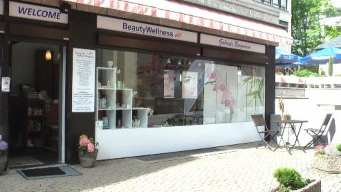 Herzlich Willkommen bei BeautyWellness Gabriele Bergmann mitten in Bad Kissingen - neben der Erlöserkirche. Der barrierefreie Salon beratet dich rundum über Friseur bis Körperbehandlungen.