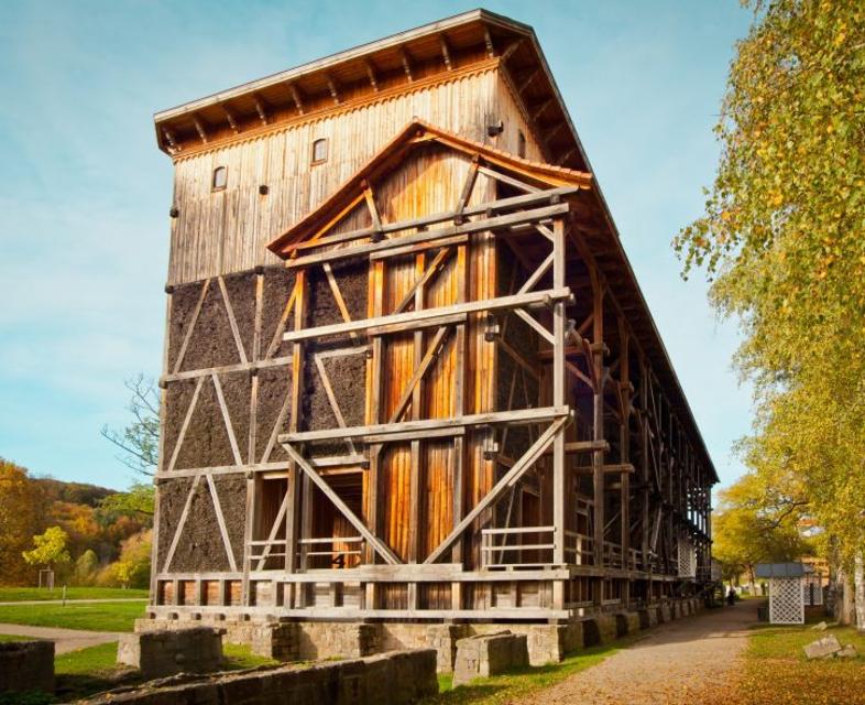 Der Gradierbau - oder auch „Saline“ genannt - ist ein imposantes Bauwerk an der Fränkischen Saale. Es besteht aus Holz und ist 2,2km lang.
