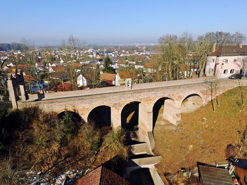 Die Brücke führt von der Oberen Stadt nach Süden über den Asenbach. 1566 als Backsteinbau mit fünf Rundbogenjochen errichtet (ca. 18,4 m hoch), 2008 restauriert. Mit äußerem Hochbrückenbogen und Nepomukbildstock. 