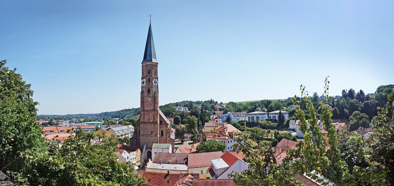 Die Grundsteinlegung der Stadtpfarrkirche St. Johannes erfolgte 1467, das Rippengewölbe wurde 1502 fertiggestellt. Der Turm wurde Ende des 16. Jahrhunderts sowie 1688 erhöht, der heutige Turmhelm ist aus dem Jahr 1867.