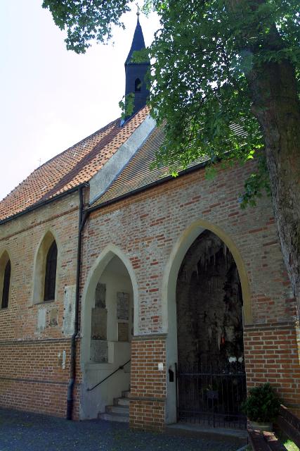 Gegenüber dem Südportal der Stadtpfarrkirche St. Johannes befindet sich die sogenannt Erasmi- oder Schusterkirche.