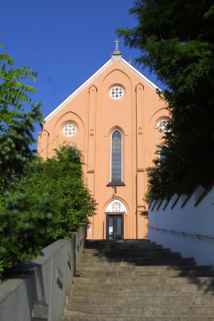Die Geißlung-Christi-Kirche wurde anstelle eines 1681 errichteten Kapellchens 1753 durch den Dingolfinger Stadtmaurermeister Johann Matthias Weigenthaler erbaut.