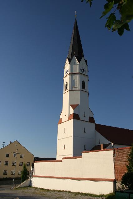 Die Kirche Heilige Dreikönige in Frauenbiburg bei Dingolfing ist eine frühgotische Anlage aus dem 14. Jahrhundert und wurde im 15. Jahrhundert umgestaltet und erweitert.
