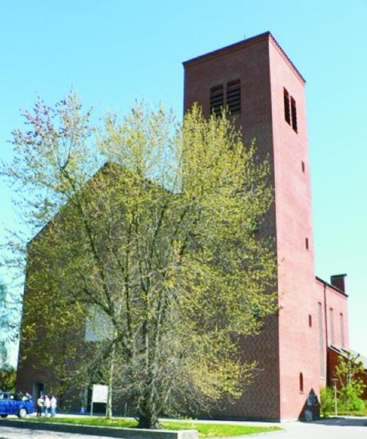 Sichtziegelbau, erstellt 1954 - 1957 nach Plänen von Robert Vorhoelzer. Skulpturen „Muttergottes“, 1628, und „St. Josef“ (Kopie). Ausstattung 1957. Angegliederter Pfarrhof mit Kindergarten.