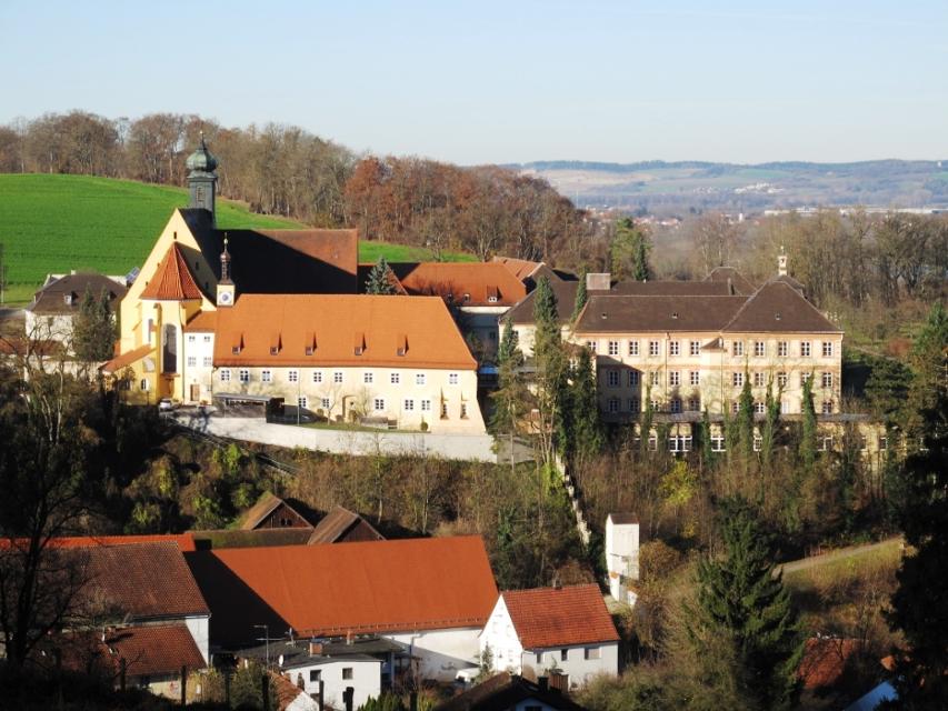 Auf einem Bergrücken über dem Isartal westlich von Dingolfing weist die Zwiebelhaube des Kirchturms von weitem den Weg nach Niederviehbach. Der Ort gruppiert sich locker um den Kirchberg mit dem Klosterkomplex.