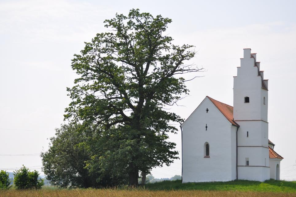 Die heute denkmalgeschützte Kirche von Hütt steht auf einem künstlichen Hügel etwas abseits der Ortschaft. Sie ist 800 Jahre alt und war vermutlich die Hauskapelle der örtlichen Adeligen. Früher stand an dieser Stelle ein etwa sechs bis acht Meter hoher Turm, mit dem der Übergang über das Vils...