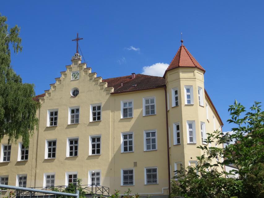 Das Schloss/Kloster Mengkofen ist nun Teil der Physioklinik im Aitrachtal.