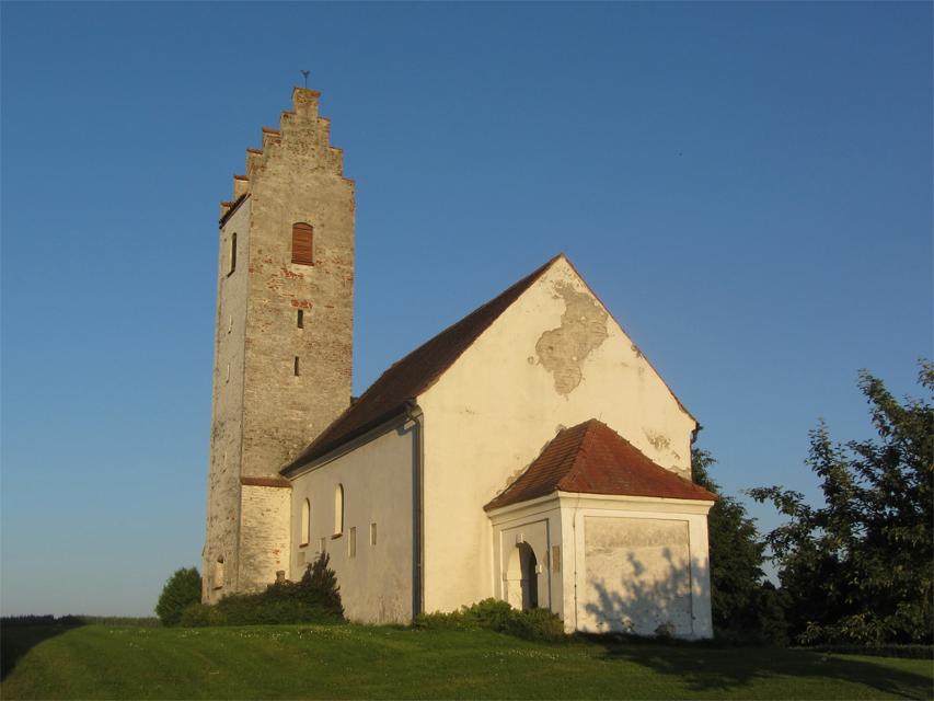 Das denkmalgeschützte Kirchlein wurde wohl im 13. Jh. erbaut. Im 17. und 18. Jh wurde der  Westvorbau errichtet. Die heutige Filialkirche wurde 1896 renoviert. Die berühmteste der Kirchenfiguren, das Steinrelief  des 
