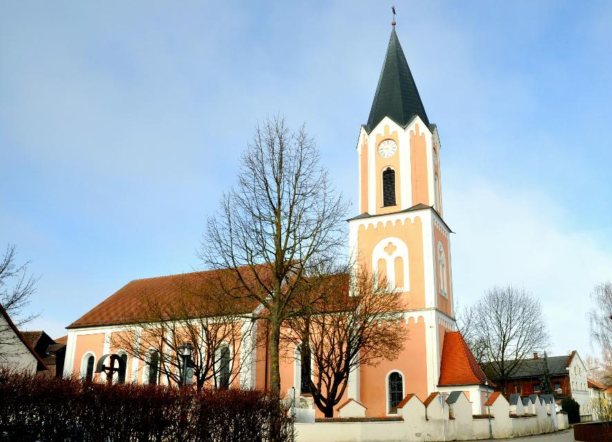 Pfarrkirche St. Georg. Sie wurde 1860 im neuromanischen Stil anstelle einer barocken Vorgängerkirche erbaut.