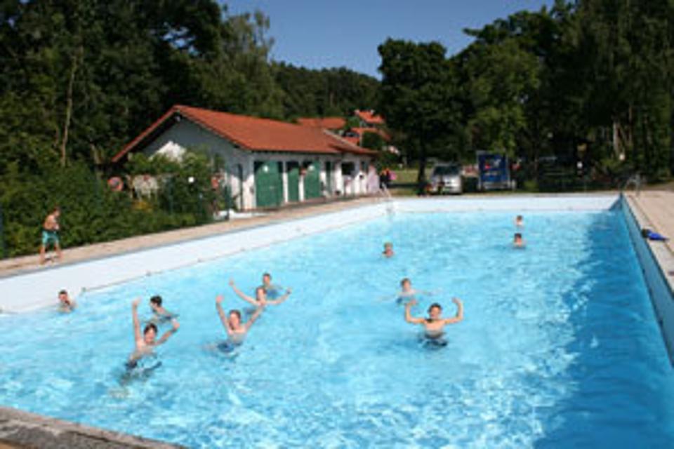 Das Freibad in Weigendorf hat während der Sommersaison und schönes Wetter vorausgesetzt täglich von 14:00 bis 20:00 Uhrgeöffnet! 