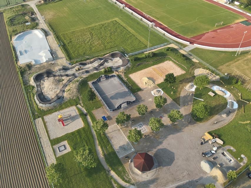 In der Nähe des Huberwegs und im direkten Anschluss an die Sportanlage in Wallersdorf finden Sie den Mehrgenerationensportpark. Dort warten viele verschiedene Sport- und Freizeitaktivitäten auf Sie. Neben einer Kneippanlage stehen dort ein Street-Soccer-Court, Outdoor-Fitness-Geräte, ein Barfu...
