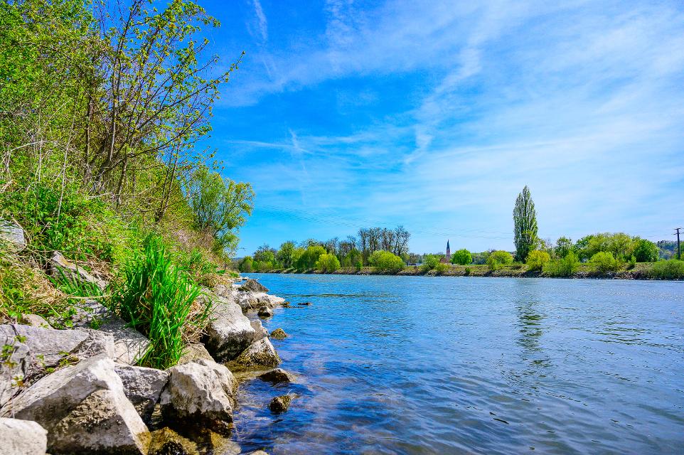 Die 2017/18 durchgeführte Renaturierung ist Bestandteil des Maßnahmenprogramms zur Umsetzung der EU-Wasserrahmenrichtlinie für die Untere Isar. Ziel ist es, den ökologischen Zustand der Isar zu verbessern. Gleichzeitig steigt mit dieser Maßnahme der Erlebnis- und Erholungswert der Flusslandsch...