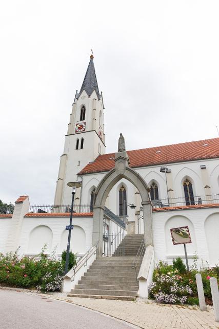 Der eindrucksvolle neugotische Bau der Pfarrkirche St. Johannes von 1861/62 ist in der Mitte von Ottering zu finden.