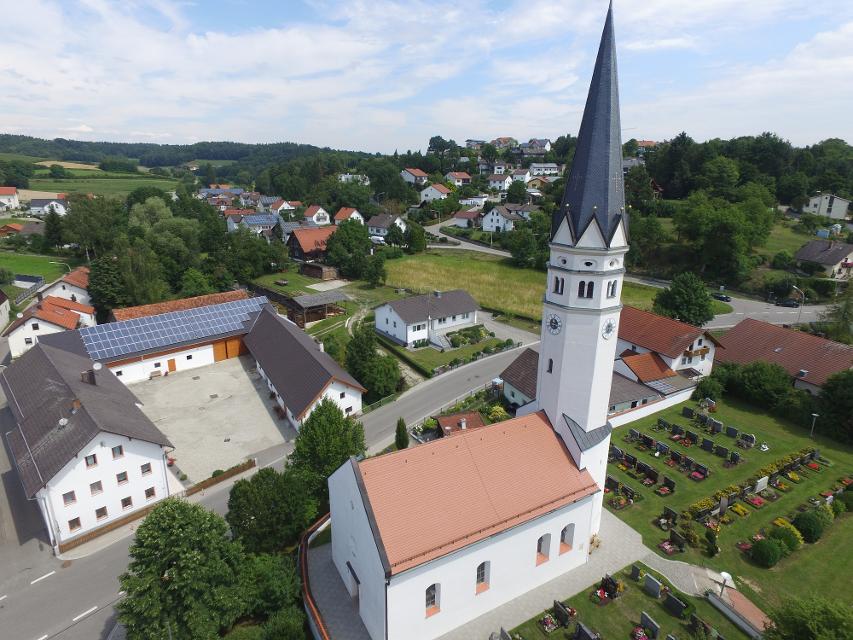 Im Kern 13. Jahrhundert, Saalbau mit Ostturm, Umgestaltungen an Turm und Langhaus im 17. und 18. Jahrhundert, Langhaus 1902 erweitert; 