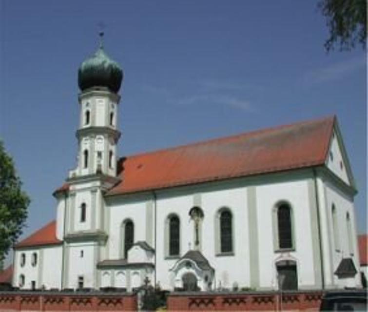 Die Pfarrkirche St. Rupert wurde 1756 neu erbaut. Ein Deckenfresco von Felix Hölzl aus Straubing aus dem Jahr 1774 schmückt die Pfarrkirche. Am Hauptaltar stehen überlebensgroße Holzfiguren, der Hl. Rupert und der Hl. Leonhardt.