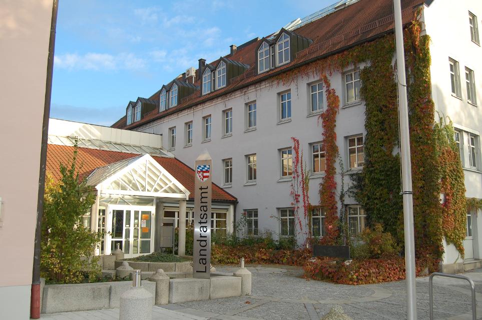 Das Landratsamt Dingolfing-Landau befindet sich in Dingolfing in der Oberen Stadt 1.