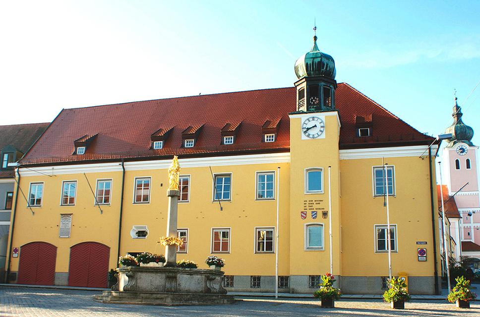 Sie finden die Tourist-Information der Bergstadt im Rathaus am Oberen Stadtplatz 1.