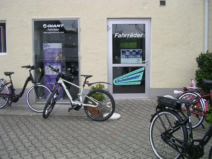 Die Firma Zweirad Hochwimmer verleiht bei Voranmeldung E-Bikes und hat eine Ladestation und führt Fahrradreparaturen aus.