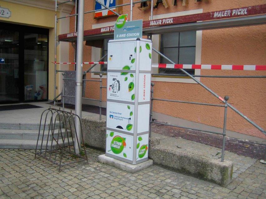 Neue E-Bike-Ladestation vor der Volksbank-Raiffeisenbank in Reisbach. Ab sofort können die Radler kostenlos von ihr Strom zapfen und die Akkus wieder auffüllen.