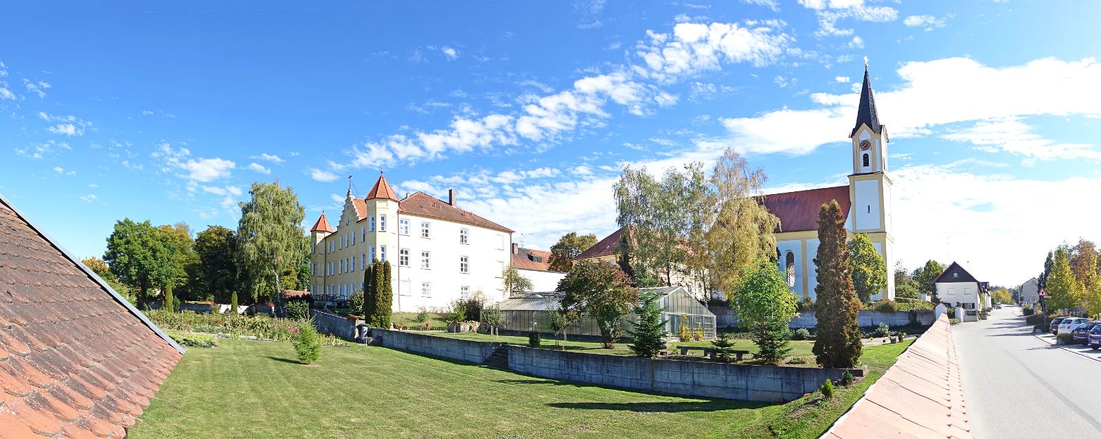 Die Kloster- und ehemalige Schlossanlage in Mengkofen spiegelt die Tradition und Geschichte des Ortes wider. Schloss Tunzenberg bei Mengkofen gilt als einer der schönsten niederbayerischen Adelssitze. Wanderwege rund um das Schloss vervollständigen das Angebot für Besucher.