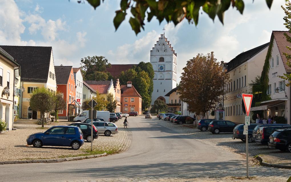 Die drittgrößte Gemeinde im Landkreis liegt im Erholungsgebiet Mittleres Vilstal. Der nahe gelegene Bayern-Park bietet Spaß für die ganze Familie und die Golfanlage Schlossberg sowie ein Minigolfplatz laden zu entspannenden Stunden ein.