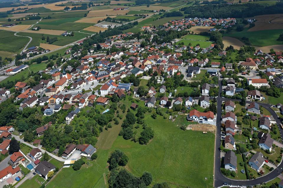 Simbach ist umgeben von zahlreichen Wallfahrtskirchen, die lohnende Zielpunkte für Wander- oder Radtouren bilden. Bei schlechtem Wetter bietet eine der letzten verbliebenen Holzkegelbahnen in Bayern Abwechslung und Bewegung.