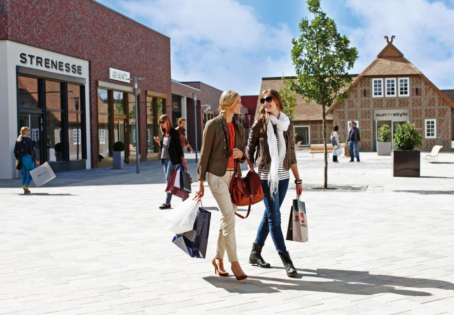 Das Designer Outlet Soltau ist ein 10.000 qm großes, einzigartiges Shopping Village mit Highlights wie den Fachwerkhäusern mit Reetdächern - die Heide-Häuschen - die dem Designer Outlet Soltau seinen ganz persönlichen Charme verleihen.