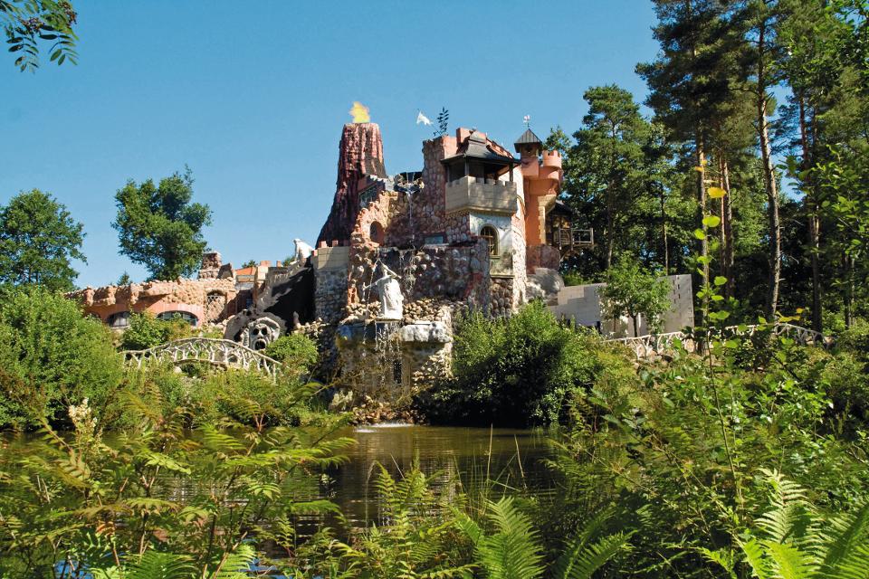 The Heath Castle in a landscaped park full of oddities and unique collector’s passion!  