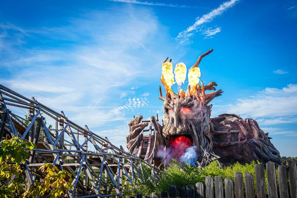 Norddeutschlands größtes Freizeitpark-Abenteuer!Im Heide Park Resort werden aus außergewöhnlichen Momenten unvergessliche Erinnerungen. Erlebt mehr als 30 Attraktionen speziell für Kinder unter 10 Jahren und holt Euch in „Colossos – Kampf der Giganten“ sowie sechs weiteren großen Achterbahnen den ultimativen Adrenalin-Kick. Kinder tauchen ein in die Themenwelt rund um DreamWorks „Drachenzähmen leicht gemacht“ und werden zu echten Nachwuchs-Drachentrainern. Das kunterbunte „Peppa Pig Land“ mit fünf Attraktionen bietet jede Menge Spaß für Vorschulkinder und ihre Familien. Neu 2024: Der Darkride „Dämonen Gruft“ – Opfer müssen gebracht werden. 